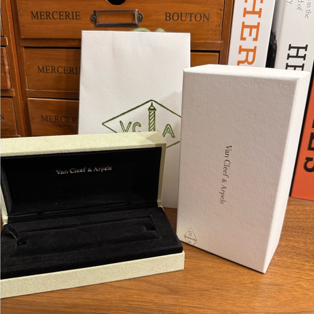 Van Cleef & Arpels Authenticity Certificate Set I… - image 4